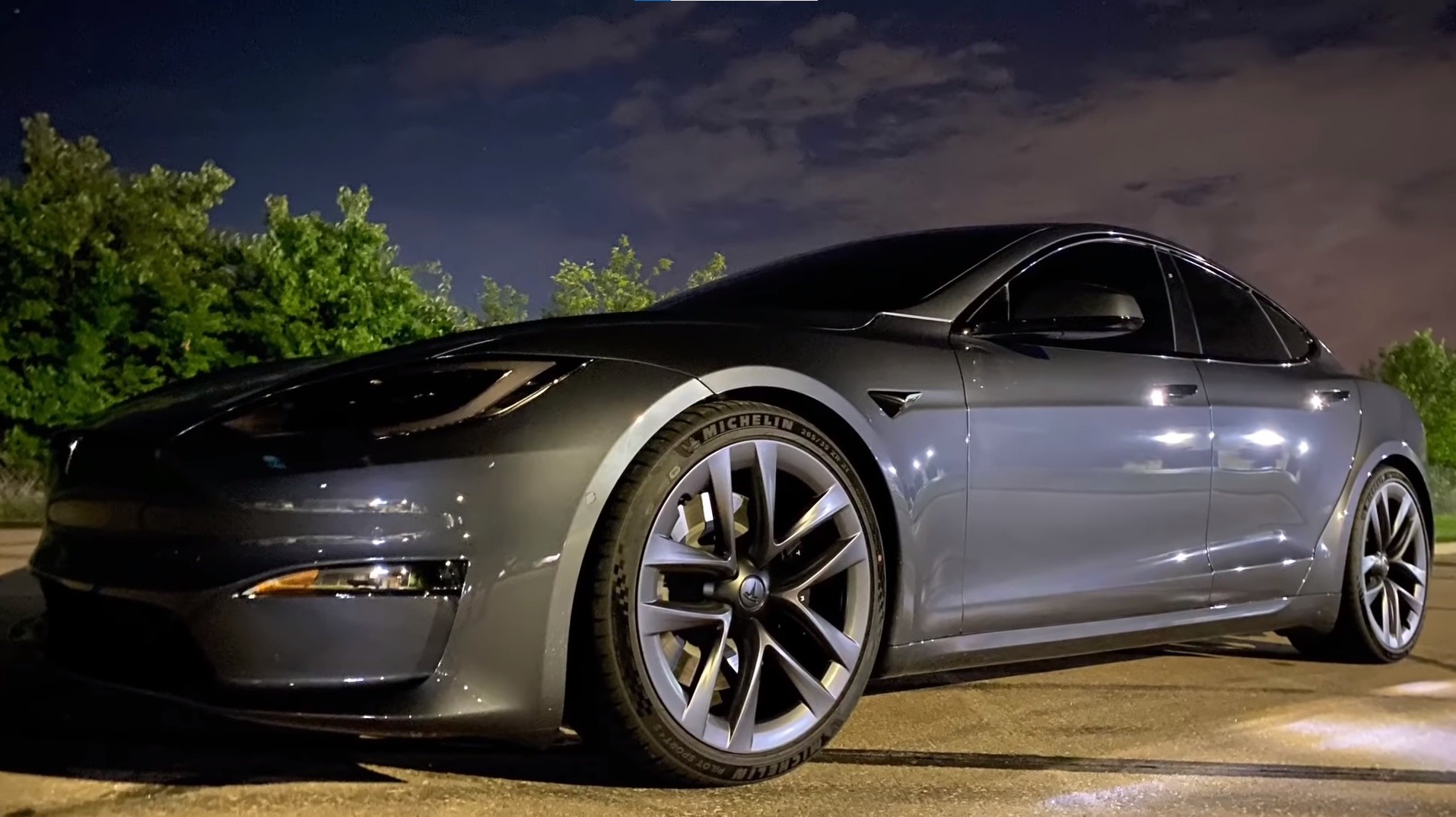 Watch Tesla Model S Plaid Do 0 60 In 218 And Quarter Mile In 922 On