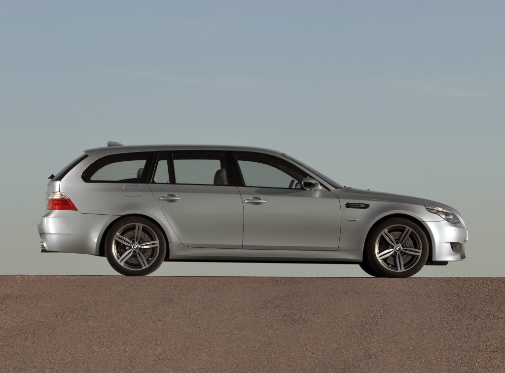 Watch the E61 BMW M5 Touring Sing the Song of Its People at 330 KPH on the  Autobahn - autoevolution