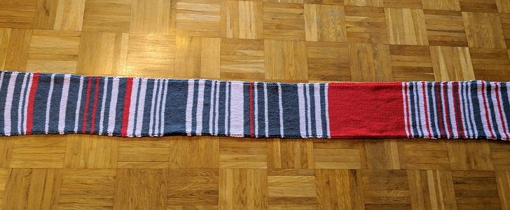 The "rail delay scarf" knitted by frustrated German commuter