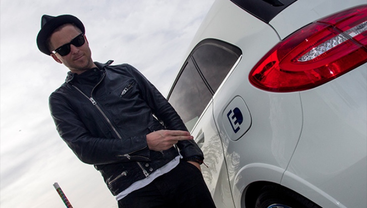 Ryan Tedder next to the Mercedes-Benz B-Class all electric drive