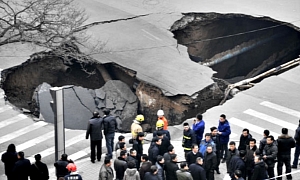 Giant Hole Appears in the Middle of Chinese Intersection