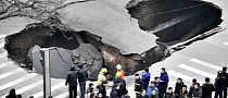 Giant Hole Appears in the Middle of Chinese Intersection