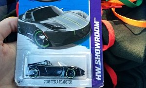 Girl Buys Tesla Roadster Scale Model for Boyfriend after He Promised He’ll Marry Her