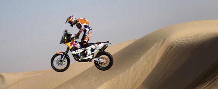 Sam Sunderland jumps a sand dune in the 2015 Dakar