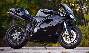 Gloss-Black Paintwork Looks Right at Home on This Tidy 9K-Mile 2000 Ducati 748