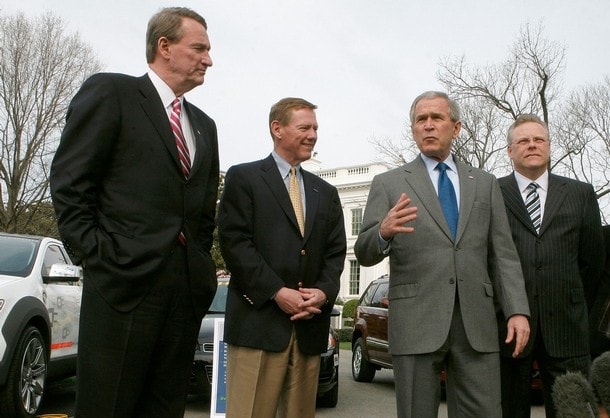 Rick Wagoner (left), GM CEO and Thomas LaSorda (right), Chrysler CEO