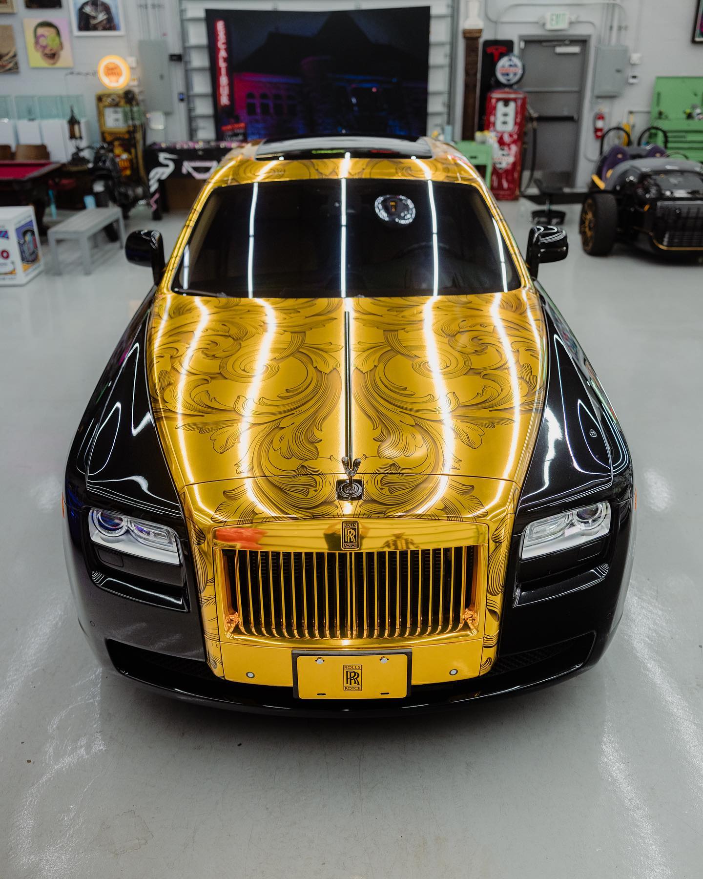 Versace chysler300c  Gold car, Gold wrap, Car photos