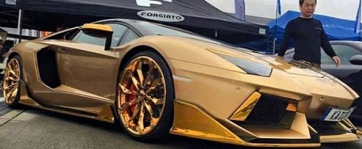Gold-Themed Lamborghini Aventador Roadster