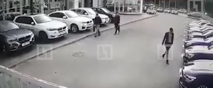 Synchronized carjacking in Russia