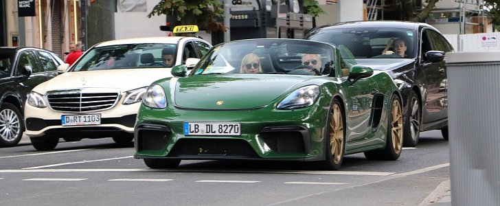 Green Porsche 718 Spyder Spotted in Traffic, Has Satin Aurum Wheels