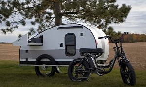 Guy Builds Camper Trailer From Scratch, Tows It With His Moped Like a Boss