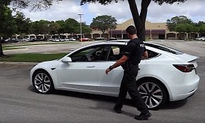 Guy Plays Around with Tesla Smart Summon, Police Pull Over Driverless Car