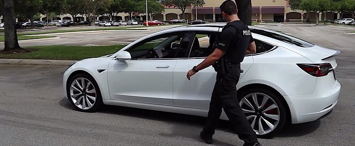 Cop boldly pulls over driverless Tesla