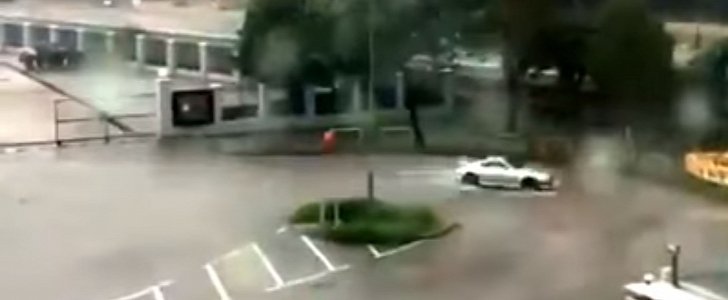 Water drifting in roundabout