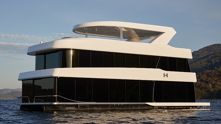 Halcyon houseboat by Jolson