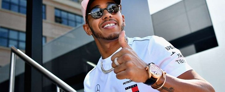Lewis Hamilton signs deal extension with Mercedes