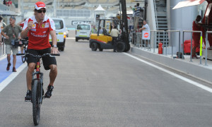 Hamilton, Webber Make Fun of Alonso's Waxed Legs