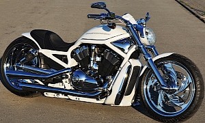 Harley-Davidson V-Rod Comes With Chrome So Shiny It Can Be Any Color You Like