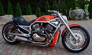 Harley-Davidson VRSCA Is Now Orange Outlaw, Shows Muscle Everywhere