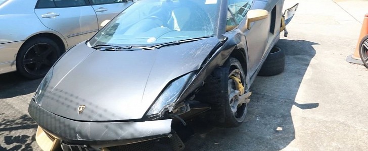 Lamborghini Gallardo crashes on flyover in Hong Kong, during alleged street race