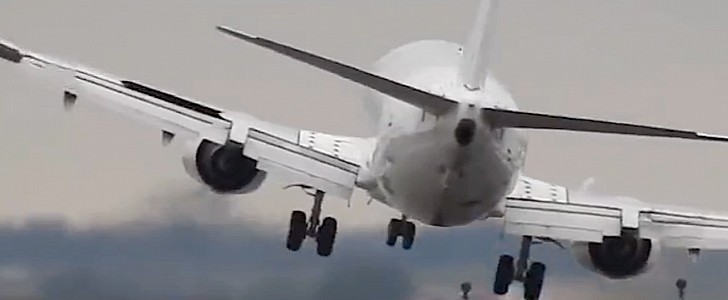 Boeing 737 trying to land at LKPR