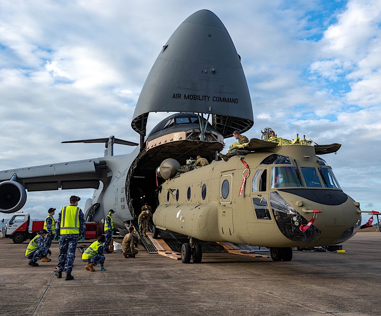 https://s1.cdn.autoevolution.com/images/news/here-s-a-c-5m-super-galaxy-giving-birth-to-a-ch-47f-chinook-there-were-two-in-there-167879_1.jpg