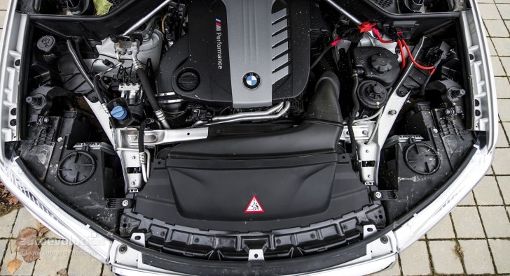 BMW X5 M50d tri-turbo engine