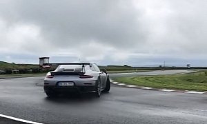 Here's Chris Harris Viciously Drifting a 2018 Porsche 911 GT2 RS