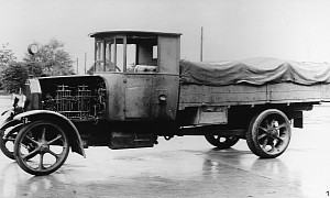 Here's the World's First Diesel Truck, a Five-Tonner Introduced in 1923