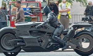 Here’s a Good Look Ben Affleck’s Batman Batcycle, New Batsuit in The Flash Movie