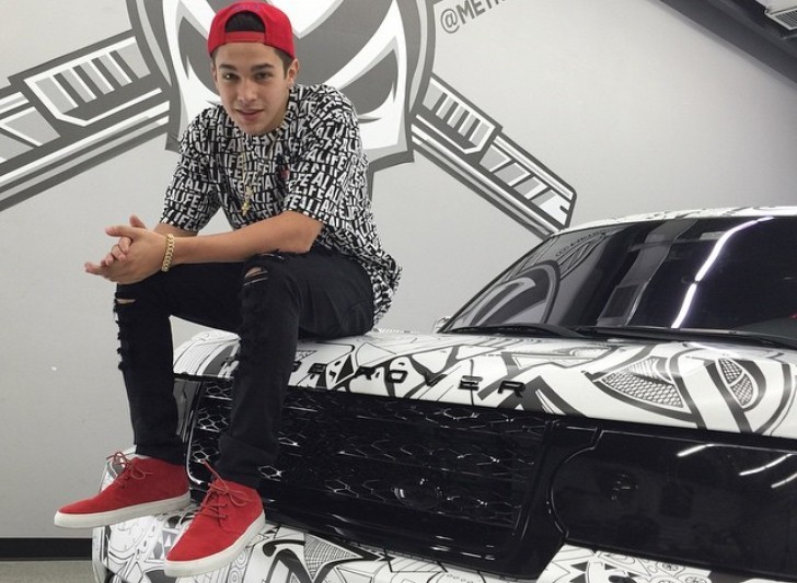 Pop singer Austin Mahone got his Range Rover wrapped after the drawings of a fan