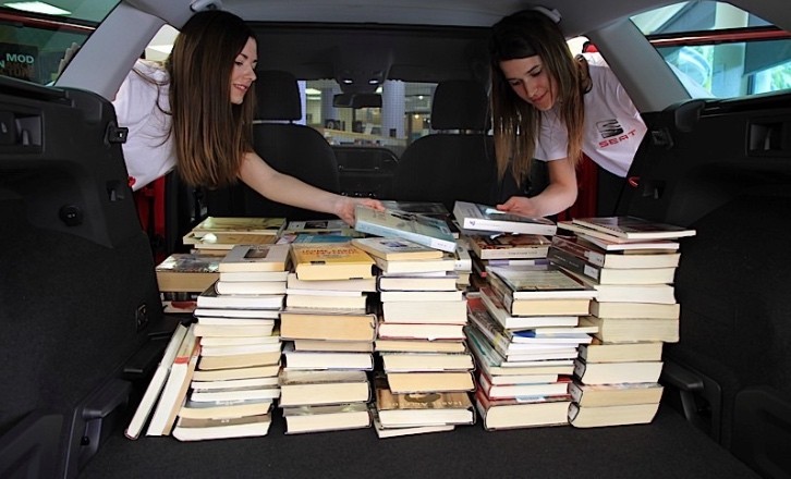 Here’s How Many Books Fit in a SEAT Leon X-Perience 