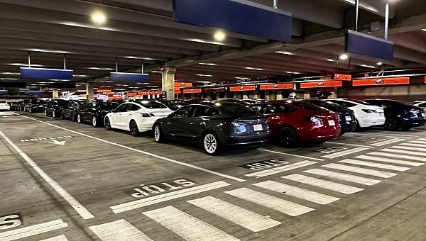 Hertz’s parking lots are filled with unrented Teslas