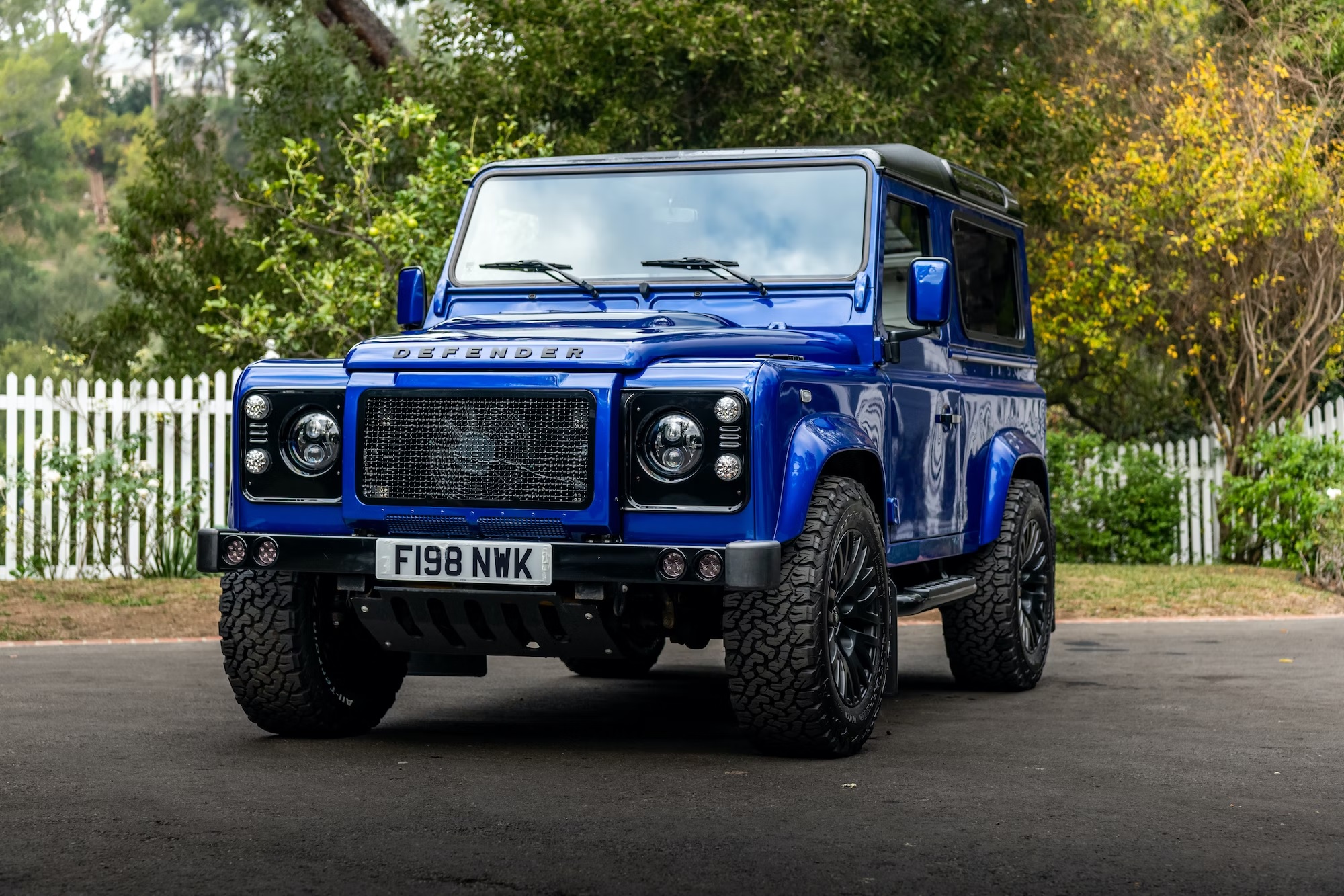 https://s1.cdn.autoevolution.com/images/news/highly-modified-land-rover-defender-90-owned-by-jenson-button-is-up-for-auction-206607_1.jpg