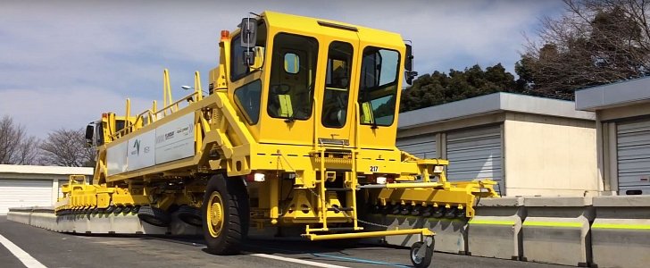 Highway Barriers Move like Zippers Thanks to This Japanse Machine