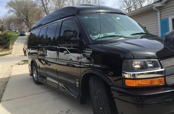 Hillary Clinton’s Campaign Shuttle Is a Chevrolet Express She Calls Scooby 