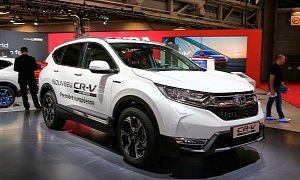Honda CR-V Hybrid Shows Attractive Fuel Efficiency Numbers in Paris