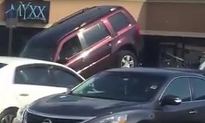Honda Driver Won’t Let Repo Man Tow His Pilot Away, They End Up Playing Tug of War