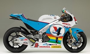 Honda RC213V-S at the Isle of Man TT with Bruce Anstey