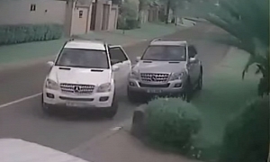 How a Mercedes-Benz M-Class Carjacking Takes Place in South Africa <span>· Video</span>