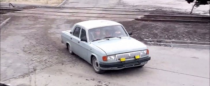 GAZ Volga carrying lots of Russians