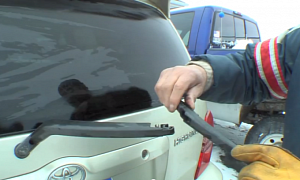 How to Change Rear Windshield Wiper on Toyota Highlander