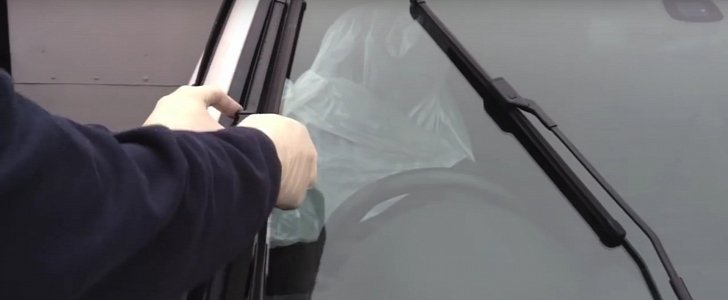 How to Raise and Change the Wipers on a Volkswagen Polo or Golf 
