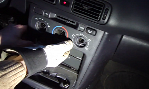 How to Replace Central Console Light Bulbs on 2001 Toyota Corolla