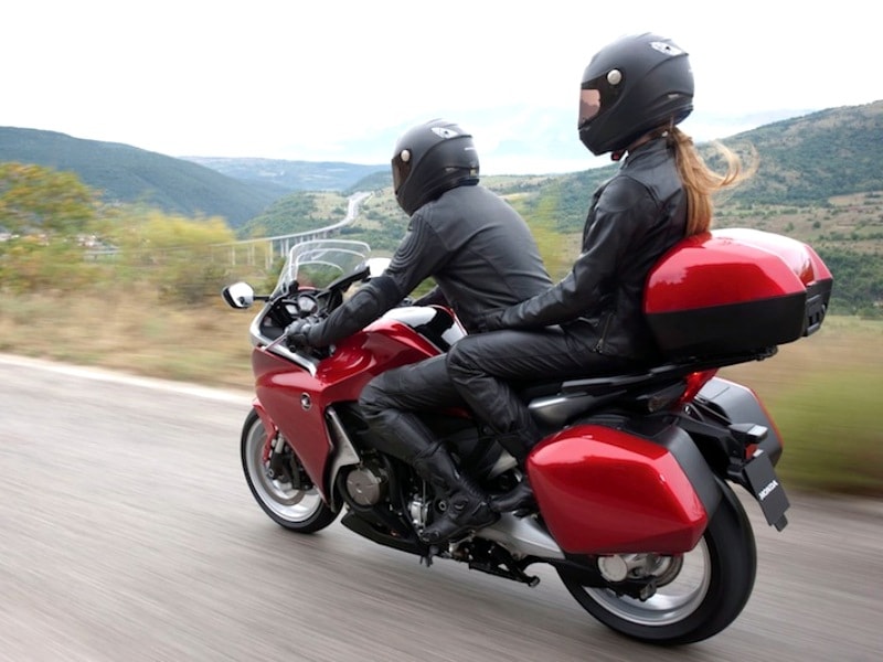 How to Ride a Motorcycle with a Passenger - autoevolution