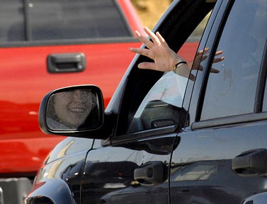 Some driver thank others by waving the hand