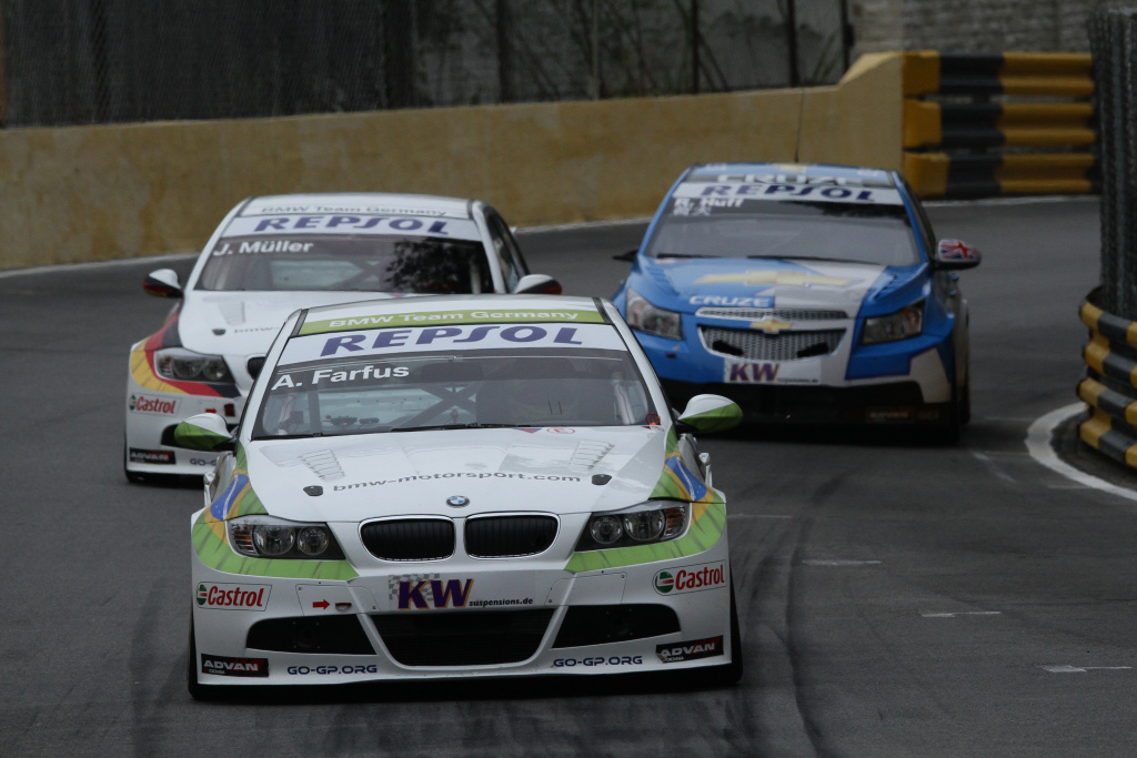 Rob Huff (rear) tops the Macau qualifying session ahead of the BMW drivers