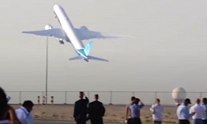 Huge Boeing 777X Takes Off Almost Vertically During Stunning Demo in Dubai