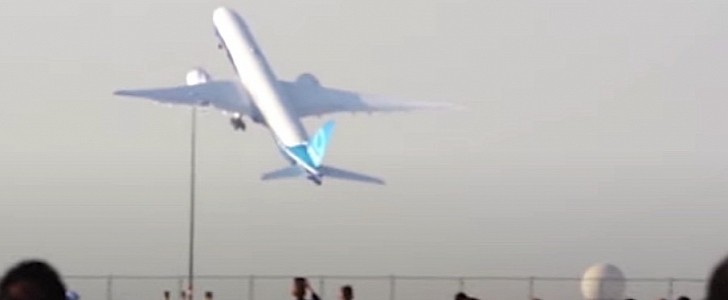 Boeing 777X taking off in Dubai