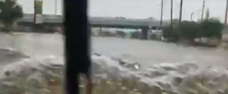 Hummer H1 Submarine Conquers Houston Floods